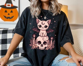 Spooky Cute Bat Cat Halloween T-Shirt – Gothic Witchy Cat on Skull Shirt – Pastel Goth Aesthetic Tee – Creepy Cute Halloween Graphic Tee