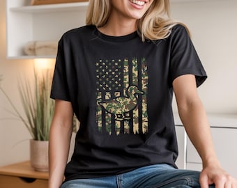 Mallard Duck American Flag T-Shirt – Camo Distressed Hunting Shirt – Patriotic Duck Hunter Gift – Outdoorsman Graphic Tee – Wildlife Shirt