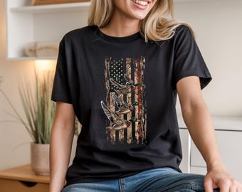 Mallard Duck American Flag T-Shirt – Camo Distressed Hunting Shirt – Patriotic Duck Hunter Gift – Outdoorsman Graphic Tee – Wildlife Shirt