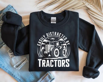 Maglietta divertente con trattore – “Facilmente distratto dai trattori” – Maglietta con tema vita in fattoria – Regalo per agricoltori e amanti dei trattori – Abbigliamento da lavoro con grafica rurale