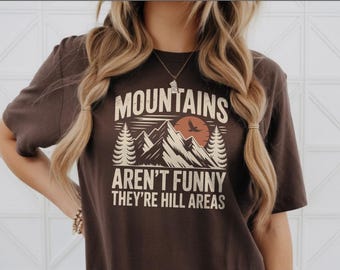 Camiseta divertida de senderismo: las montañas no son divertidas, son zonas montañosas. Camiseta con juego de palabras para actividades al aire libre. Regalo para senderistas. Camiseta con humor para amantes de la naturaleza.