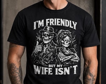 Jag är vänlig men min fru är det inte T-shirt, rolig bikerskelett-t-shirt, mörk humor par-t-shirt, gotisk dödskalle-t-shirt, sarkastisk make-gåva