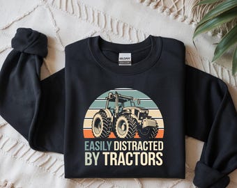 Maglietta divertente con trattore – “Facilmente distratto dai trattori” – Maglietta con tema vita in fattoria – Regalo per agricoltori e amanti dei trattori – Abbigliamento da lavoro con grafica rurale