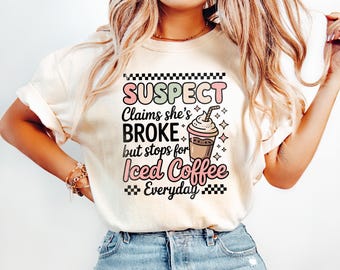 Camiseta divertida de café helado: "Sospechoso afirma estar en la ruina". Camiseta pastel para amantes del café, camiseta adorable para adictos a la cafeína, regalo de humor para el café.