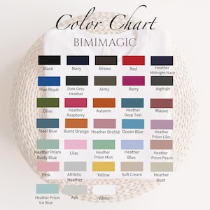 K&ouml;nnte beinhalten: Eine Farbkarte mit der &Uuml;berschrift Color Chart und BIMIMAGIC, die ein Raster aus f&uuml;nfunddrei&szlig;ig rechteckigen Farbfeldern mit Beschriftungen zeigt, darunter Black, Navy, Brown, Red, Heather Midnight Navy, True Royal, Dark Grey Heather, Army, Berry, Asphalt, Olive, Heather Raspberry, Autumn, Heather Deep Teal, Mauve, Steel Blue, Burnt Orange, Heather Orchid, Ocean Blue, Heather Prism Lilac, Heather Prism Dusty Blue, Lilac, Heather Prism Mint, Heather Blue, Heather Prism Peach, Pink, Athletic Heather, Yellow, Soft Cream, Heather Dust, Heather Prism Ice Blue, Ash und White.