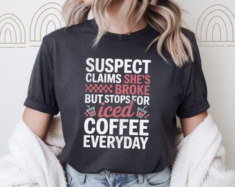 Camiseta divertida de café helado: "Sospechoso afirma estar en la ruina". Camiseta pastel para amantes del café, camiseta adorable para adictos a la cafeína, regalo de humor para el café.