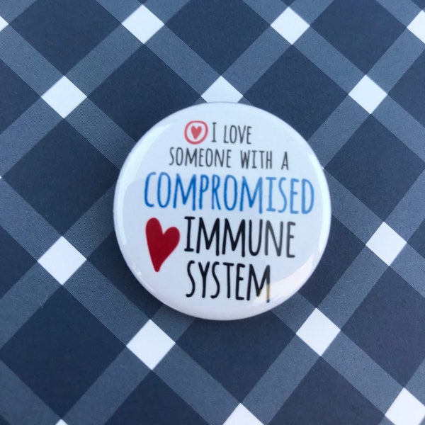 Ich liebe jemanden mit einem geschwächten Immunsystem Pin Zurück Button - Covid-19 1,25 "Immunkompromittiert Schlüsselband Rucksack Flair