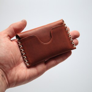 Cartera de cuero marrón de 2 bolsillos, tarjetero, cartera de bolsillo frontal minimalista, hecha a mano en Inglaterra imagen 6