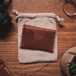 Cartera de cuero marrón de 2 bolsillos, tarjetero, cartera de bolsillo frontal minimalista, hecha a mano en Inglaterra imagen 1