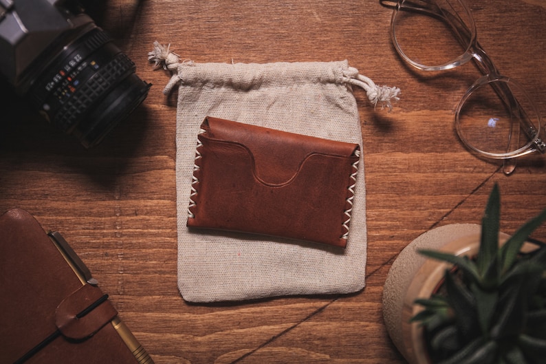 Cartera de cuero marrón de 2 bolsillos, tarjetero, cartera de bolsillo frontal minimalista, hecha a mano en Inglaterra imagen 1