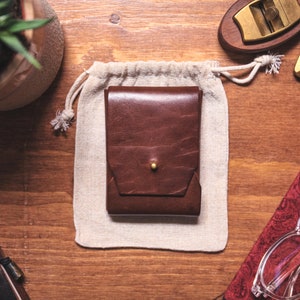 Cartera marrón minimalista sin costuras, tarjetero, cartera de bolsillo frontal, hecha a mano en Inglaterra imagen 1