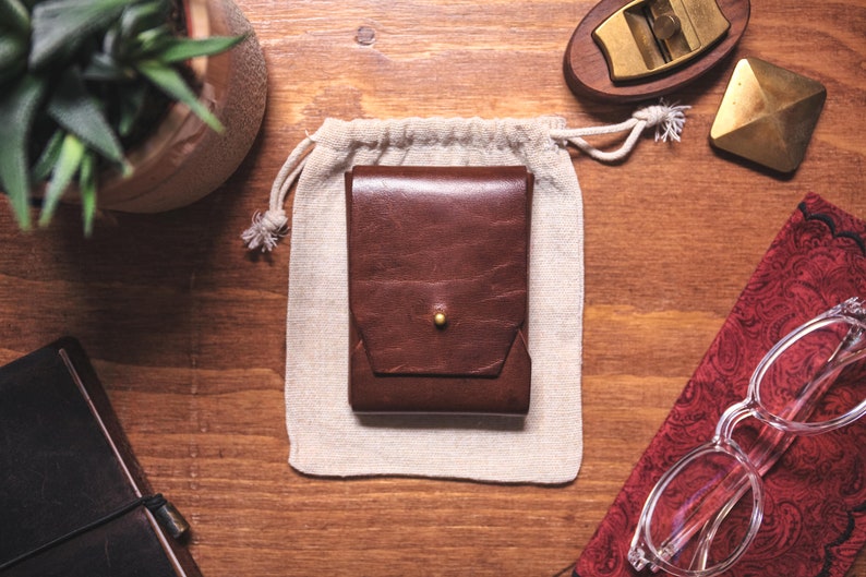 Cartera marrón minimalista sin costuras, tarjetero, cartera de bolsillo frontal, hecha a mano en Inglaterra imagen 1