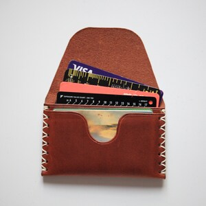 Cartera de cuero marrón de 2 bolsillos, tarjetero, cartera de bolsillo frontal minimalista, hecha a mano en Inglaterra imagen 2