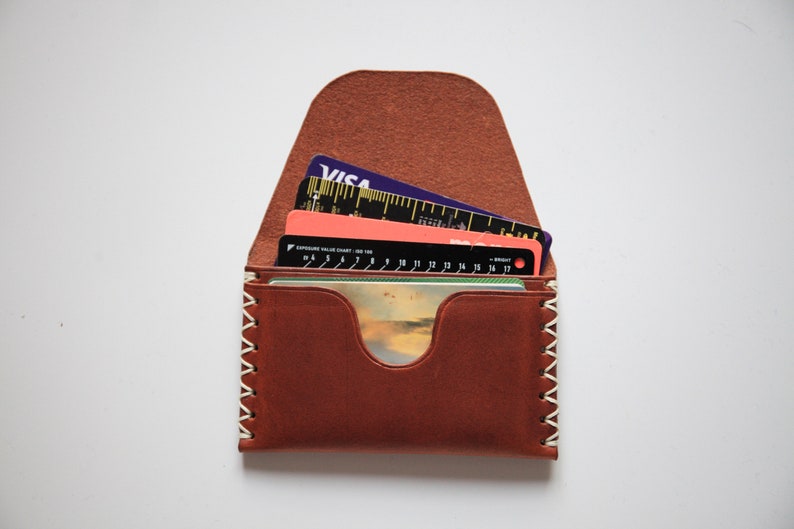 Cartera de cuero marrón de 2 bolsillos, tarjetero, cartera de bolsillo frontal minimalista, hecha a mano en Inglaterra imagen 2