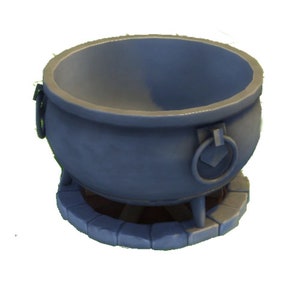 Puede incluir: Un caldero gris oscuro con una abertura ancha, dos asas de anillo y tres patas cortas. El caldero se asienta sobre una base de piedra con una rejilla de madera visible en el interior.