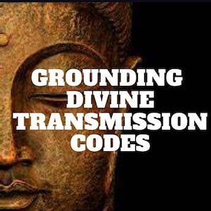 Op de afbeelding: Een close-up van een gouden Boeddhabeeld met de tekst "GROUNDING DIVINE TRANSMISSION CODES" die over de afbeelding is gelegd.