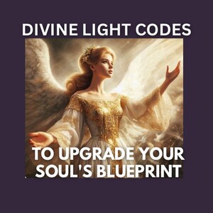 Puede incluir: Una mujer con el pelo largo y rubio y una corona dorada se encuentra de pie con los brazos extendidos, vestida con un vestido blanco con bordados dorados. El fondo es una suave luz dorada. El texto "DIVINE LIGHT CODES TO UPGRADE YOUR SOUL'S BLUEPRINT" se muestra en la parte superior e inferior de la imagen.