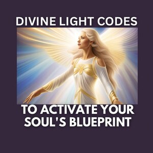 Puede incluir: Una mujer con el pelo largo y rubio y un vestido blanco con detalles dorados se encuentra de pie con las alas extendidas. El fondo es un cielo azul brillante con nubes blancas. El texto "DIVINE LIGHT CODES TO ACTIVATE YOUR SOUL'S BLUEPRINT" está en la parte superior e inferior de la imagen.