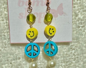 Smiley Face Peace Sign Funky Retro Vintage Oorbellen 70s Vibe Handgemaakte sieraden met glaskralen