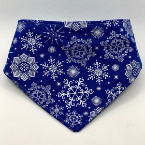 Bandana d&#39;hiver à accrocher pour chien avec flocons de neige