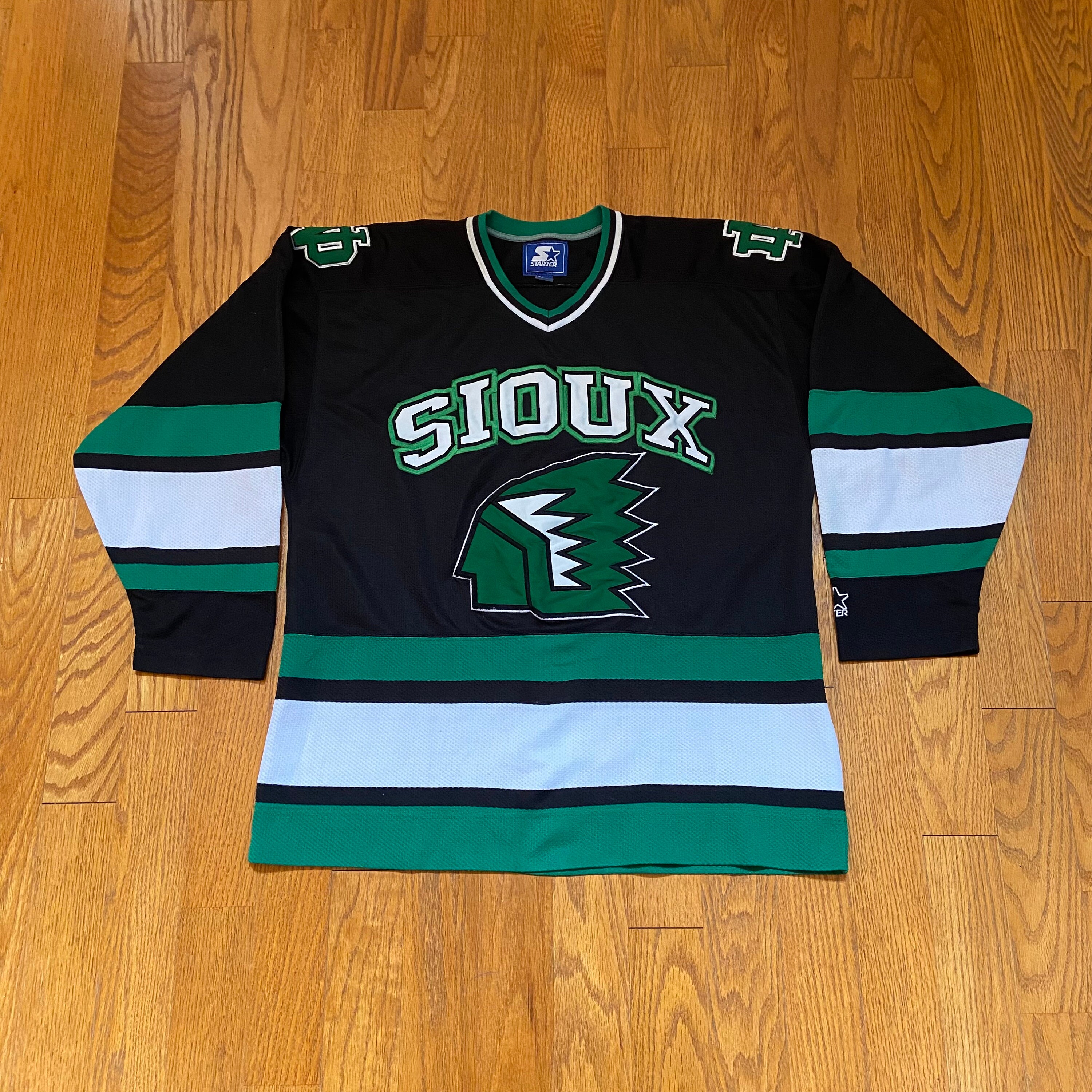 Vintage90s Starter North Dakota Fighting Sioux Hockey