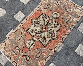 Vintage Türkischer Kleiner Teppich, Vintage Fußmatte, Ethnischer Fußmatte Teppich, 1.4x2.8 FT kleiner Teppich, Oushak Teppich, Badematte