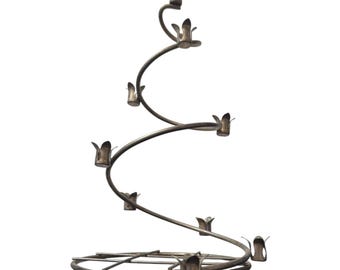 Candelabro de alambre con forma de árbol, tono latón, mediados de siglo, 9 velas, 30 cm de alto, base de 15 cm.