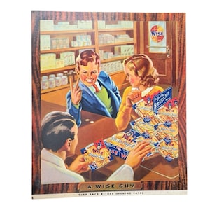 Puede incluir: Un cartel publicitario de estilo vintage que muestra una escena de tienda con tres personas y un expositor de patatas fritas Wise. El texto dice A WISE GUY y TURN BACK BEFORE OPENING EASEL. La ilustración muestra estantes y un logo Wise.