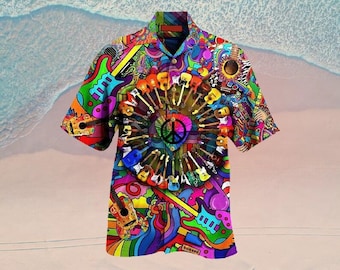 Peut inclure: Une chemise à manches courtes colorée avec un design psychédélique vibrant. La chemise présente un symbole de paix central entouré de guitares, avec un arc-en-ciel de couleurs et d'éléments musicaux.