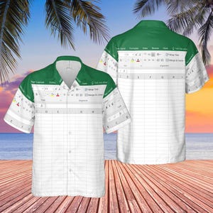Könnte beinhalten: Ein kurzärmeliges Hemd mit weißem Rastermuster, das einer Tabelle ähnelt, und grünen Akzenten an Kragen und Ärmeln. Das Hemd hat ein tropisches Thema mit Strand und Palmen im Hintergrund.