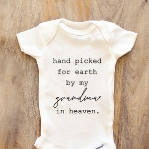 Seleccionado a mano para la tierra por mi abuela en el cielo Body de bebé, ropa de bebé, body perfecto para baby shower 117