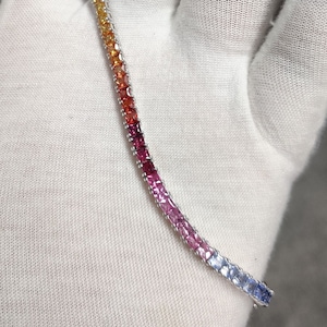 10 Karat Multi Saphire Regenbogen Armband Minimal und Bunt in 18K Weißgold