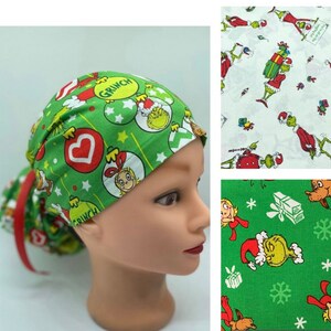 Może przedstawiać: Zielony i biały chirurgiczny czepek scrub z motywem Grincha. Czepek przedstawia obrazy Grincha, Cindy Lou Who i ozd&oacute;b choinkowych. Czepek ma czerwony krawat.