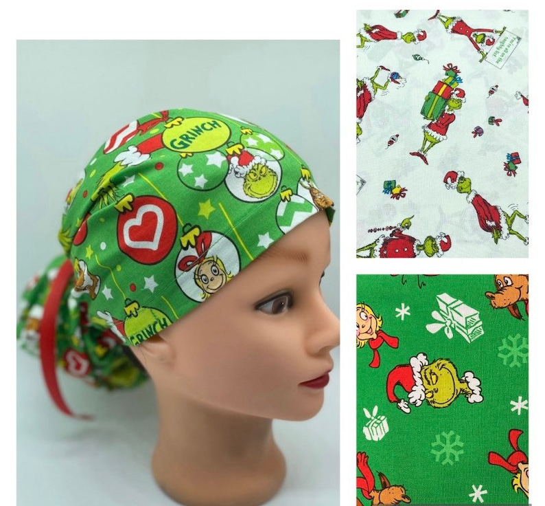 Może przedstawiać: Zielony i biały chirurgiczny czepek scrub z motywem Grincha. Czepek przedstawia obrazy Grincha, Cindy Lou Who i ozd&oacute;b choinkowych. Czepek ma czerwony krawat.