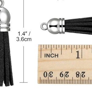 Puede incluir: Borla de cuero negro con parte superior de metal plateado. La borla mide 1,4 pulgadas / 3,6 cm de largo.
