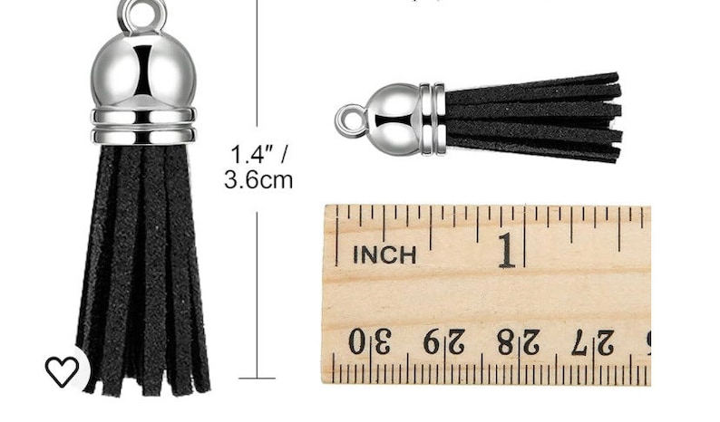 Puede incluir: Borla de cuero negro con parte superior de metal plateado. La borla mide 1,4 pulgadas / 3,6 cm de largo.