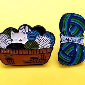 Yarn Snob Enamel Pin: Crochet Knitting Gift afbeelding 1