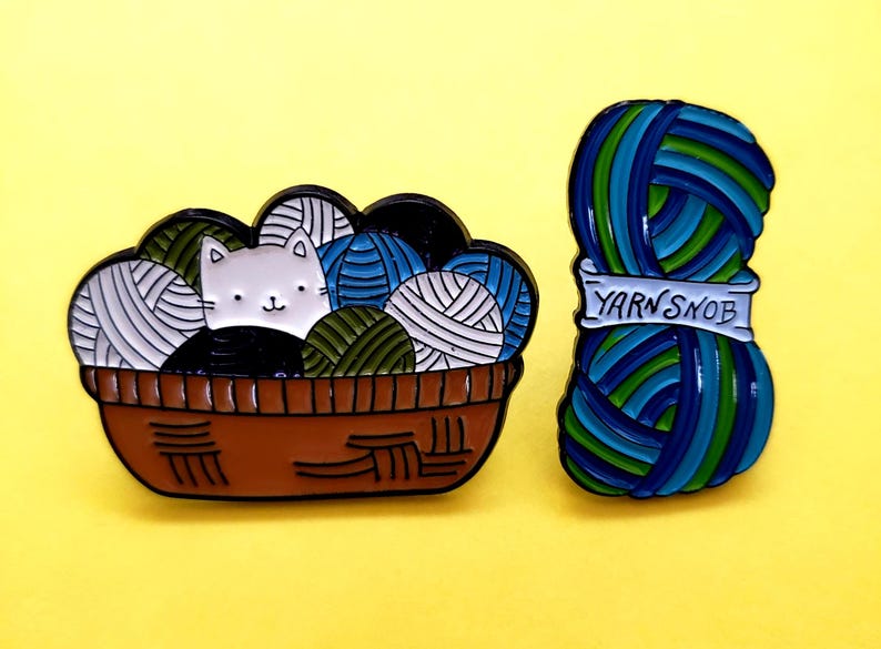 Yarn Snob Enamel Pin: Crochet Knitting Gift afbeelding 1