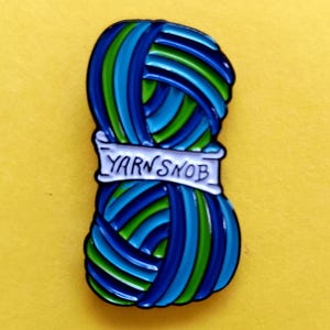 Yarn Snob Enamel Pin: Crochet Knitting Gift afbeelding 3