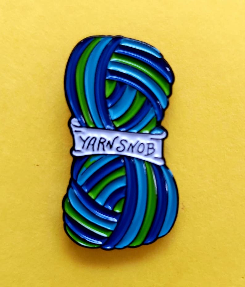 Yarn Snob Enamel Pin: Crochet Knitting Gift afbeelding 3