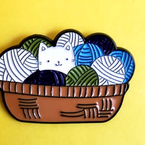 Yarn Snob Enamel Pin: Crochet Knitting Gift afbeelding 2