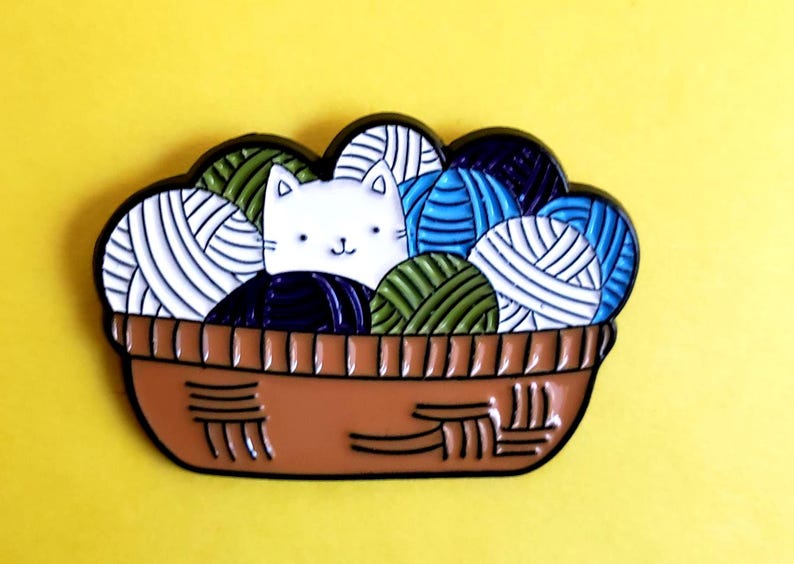 Yarn Snob Enamel Pin: Crochet Knitting Gift afbeelding 2