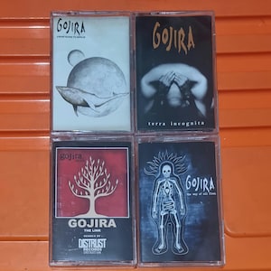 Pu&ograve; includere: Quattro cassette con copertine di album dei Gojira. Le copertine mostrano una balena, una persona con le mani sul viso, un albero e uno scheletro. I titoli degli album sono "From Mars to Sirius", "Terra Incognita", "The Link" e "The Way of All Flesh".