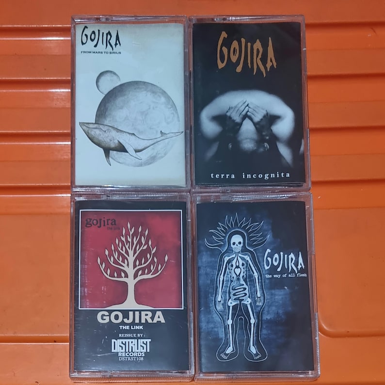 Pu&ograve; includere: Quattro cassette con copertine di album dei Gojira. Le copertine mostrano una balena, una persona con le mani sul viso, un albero e uno scheletro. I titoli degli album sono "From Mars to Sirius", "Terra Incognita", "The Link" e "The Way of All Flesh".