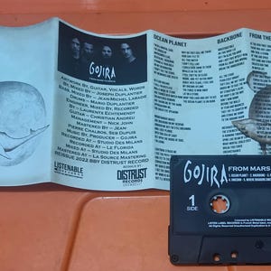 Pu&ograve; includere: Una cassetta audio nera con il titolo "Gojira: From Mars to Sirius" stampato sul davanti. La cassetta &egrave; etichettata con i titoli delle canzoni "Ocean Planet", "Backbone" e "From the Sky".