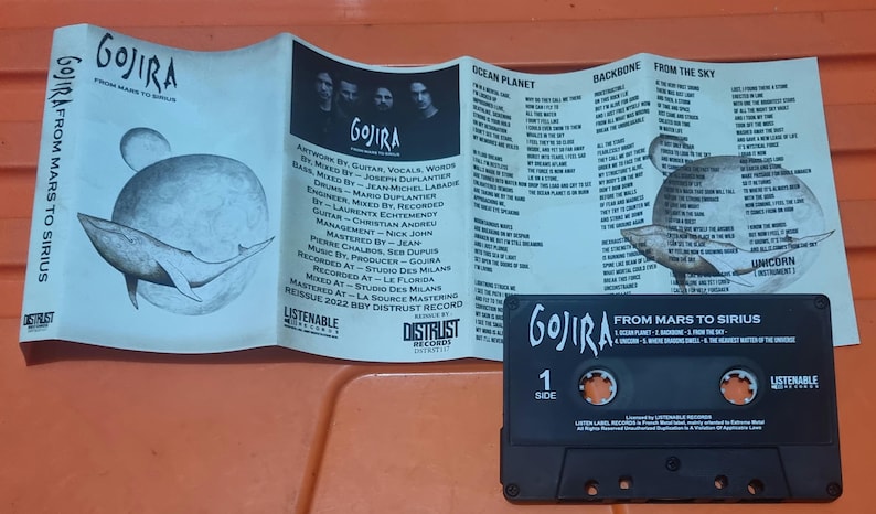 Pu&ograve; includere: Una cassetta audio nera con il titolo "Gojira: From Mars to Sirius" stampato sul davanti. La cassetta &egrave; etichettata con i titoli delle canzoni "Ocean Planet", "Backbone" e "From the Sky".