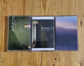 Può includere: Tre musicassette con la scritta "americ" stampata sopra. I nastri hanno diverse copertine, tra cui una casa, una porta e un cielo viola. Anche il nome della band "anfootball" è stampato sui nastri.