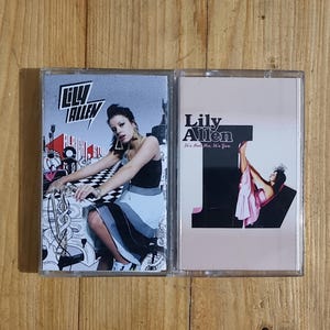 Puede incluir: Dos cintas de casete con portadas de álbumes de Lily Allen. Una muestra a una mujer con top negro y falda, la otra a una mujer con vestido rosa. Los títulos de los álbumes son visibles.