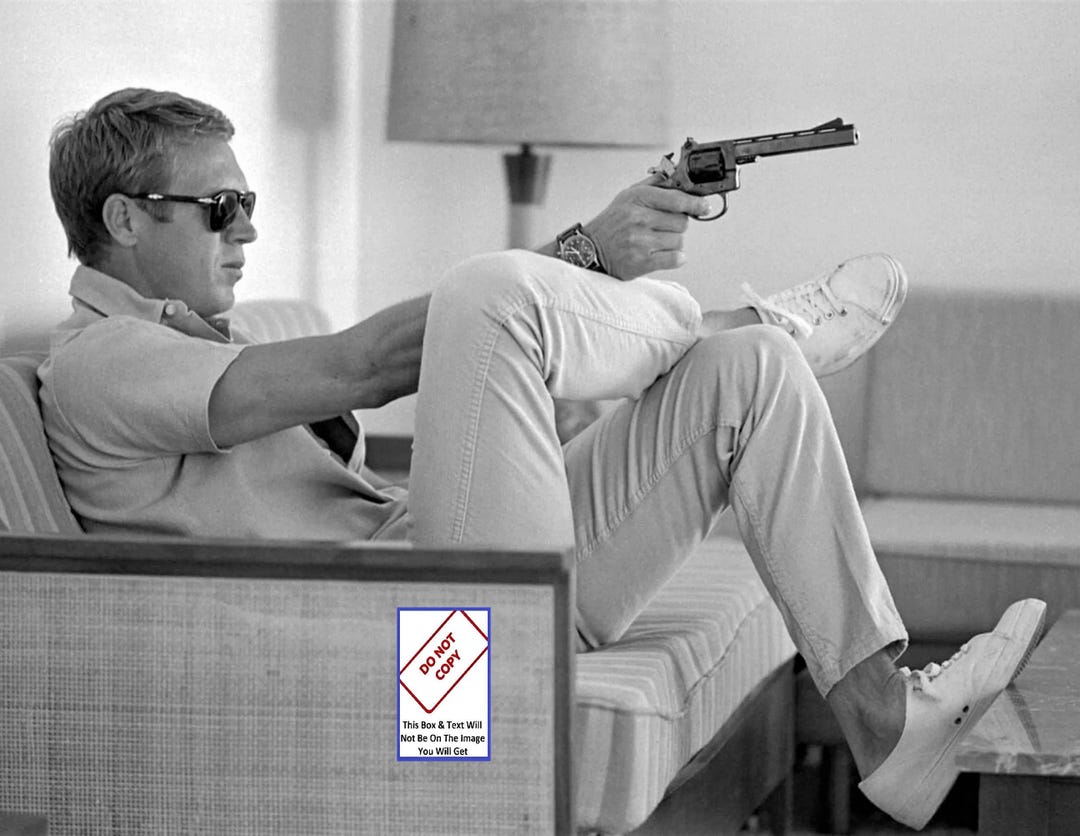 Steve Mcqueen Pointing Gun Holding Firing Gun Photo the Great Escape ...