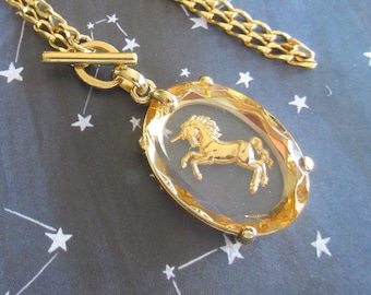 collier vintage allemand à pendentif en verre taille-douce licorne